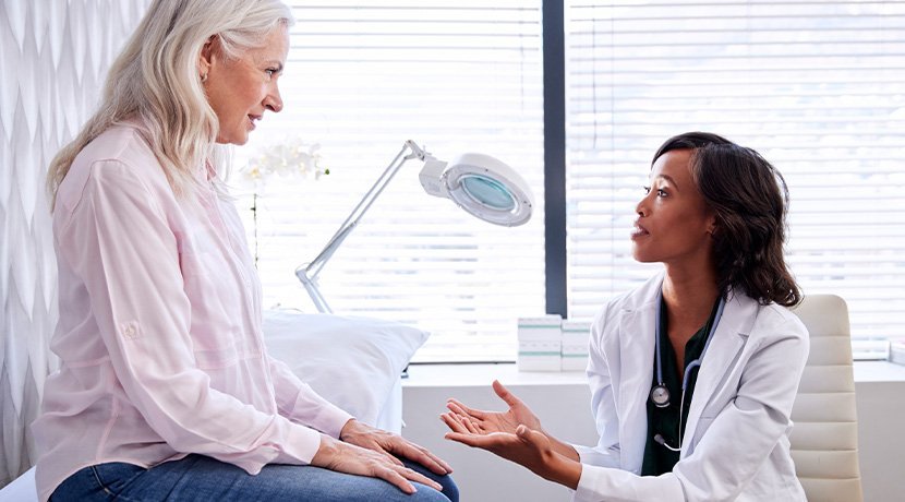 médico hablando con un paciente sobre cardiología y riesgo familiar de cardiopatía