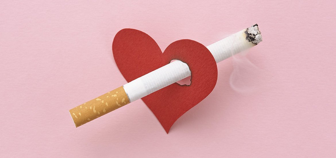 un cigarrillo atravesando un corazón - cómo afecta el tabaco al corazón